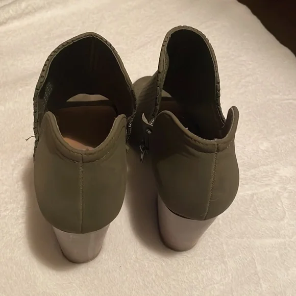 GUC Olive Green Heels, size 8 - Picture 3 of 8